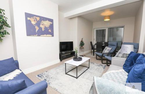 Warrington House | Modern 4-Bedroom Retreat with Off-Road Parking in Great Sankey