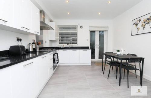 Warrington House | Modern 4-Bedroom Retreat with Off-Road Parking in Great Sankey