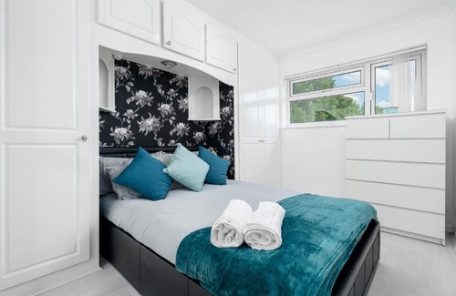 Oldbury House | Family-Friendly 4-Bedroom Home Near Worksites, Rated 9.8