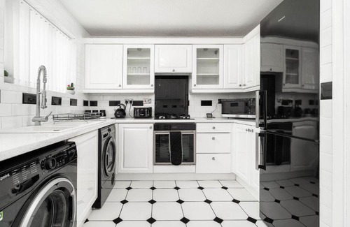 Oldbury House | Family-Friendly 4-Bedroom Home Near Worksites, Rated 9.8