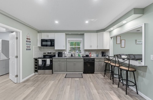 Pymatuning South House | Modern 4-bedroom house on PYM Lake with hot tub