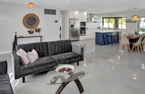 Hollywood Hills House | Modern 4 BR Oasis with Heated Pool and Game Room