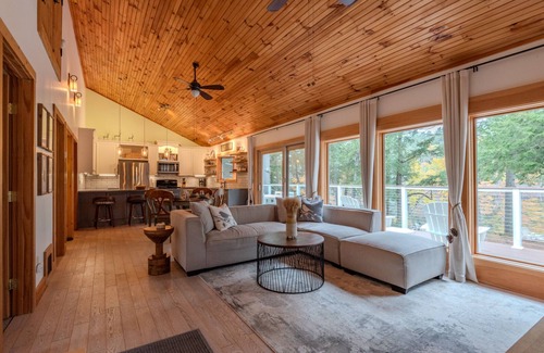 Mount Vernon House | Elegant Waterfront Lake House in Beautiful Belgrade Lakes
