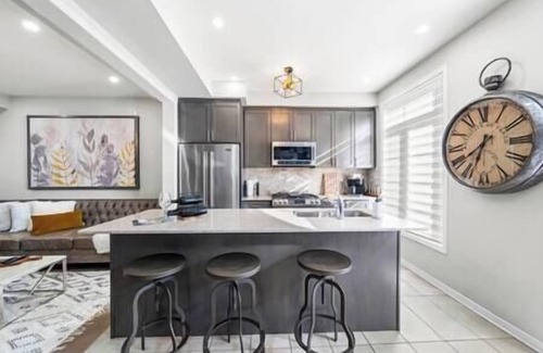 Hurontario House | Modern 4 Level home-Game room/Parking/Near Airport