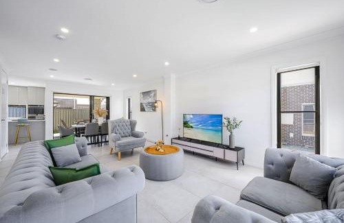 Denham Court House | Modern 4BD Family Retreat Near Leppington