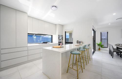 Denham Court House | Modern 4BD Family Retreat Near Leppington