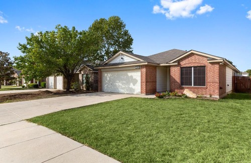 Wetmore House | Modern 4-Bedroom Retreat Near Six Flags Fiesta Texas