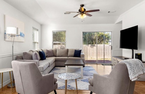 Wetmore House | Modern 4-Bedroom Retreat Near Six Flags Fiesta Texas