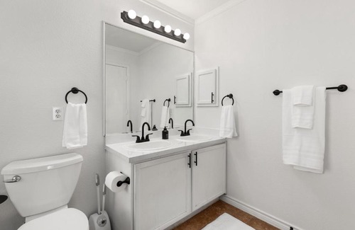 Wetmore House | Modern 4-Bedroom Retreat Near Six Flags Fiesta Texas