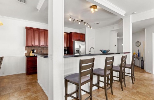 Wetmore House | Modern 4-Bedroom Retreat Near Six Flags Fiesta Texas