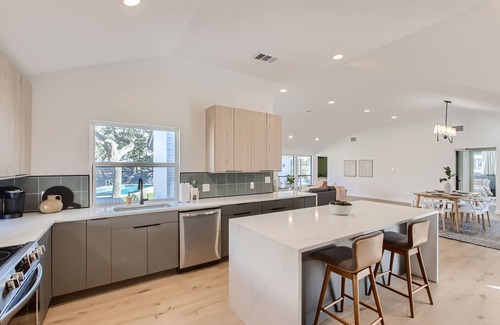 Village Oaks House | Modern 4-Bedroom Retreat with Pool and Gourmet Kitchen