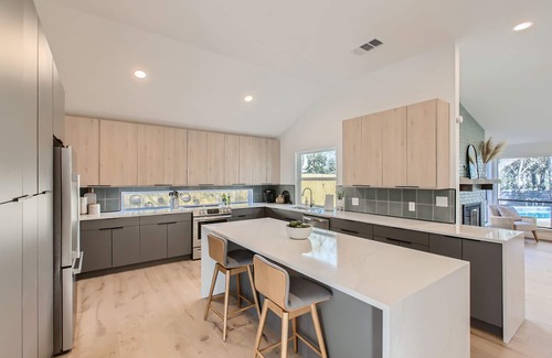 Village Oaks House | Modern 4-Bedroom Retreat with Pool and Gourmet Kitchen