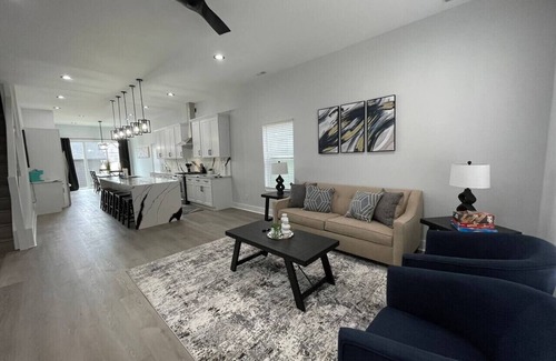 Fall Creek Place House | Modern 4BR/5BA Downtown Indpls
