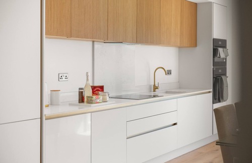 Coulsdon West Apartment | Modern 4BR Home, Ideal for Long Stays & Relocation