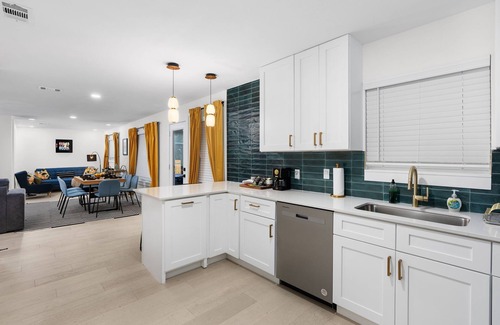 Beacon Ridge House | Modern 4BR House 10mins to Downtown