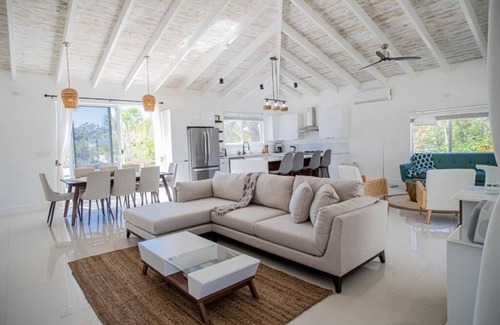 Grace Bay House | Oceanfront Legacy Palms Villa with Private Pool & Kitchen