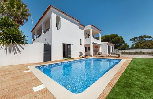 Santa Eulalia Villa | Modern 4BR w/Heatable Pool & BBQ in Albufeira