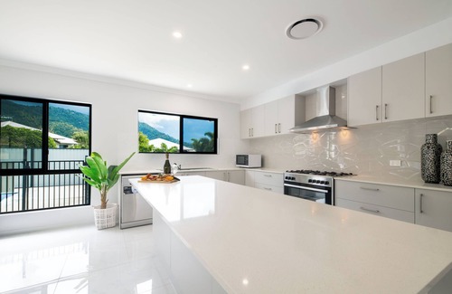 Airlie Beach House | Modern 5 Bedroom Holiday Home with Private Pool & Breakfast