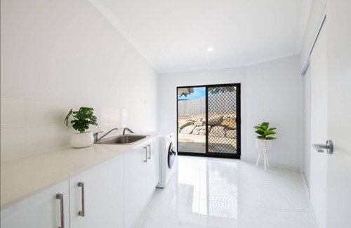 Airlie Beach House | Modern 5 Bedroom Holiday Home with Private Pool & Breakfast