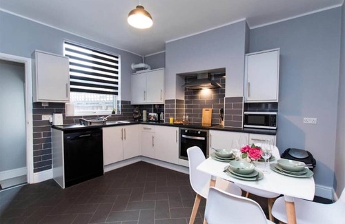 Mapperley House | Modern 5 Bedroom House near Nottingham City Centre