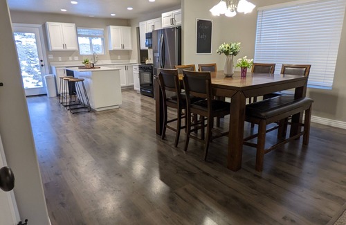 Santaquin House | Ideal 5-Bedroom Home Near Payson Temple with Breakfast