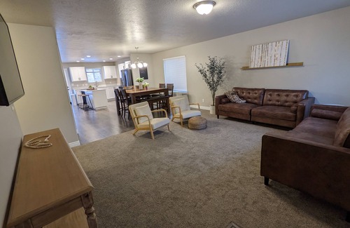 Santaquin House | Ideal 5-Bedroom Home Near Payson Temple with Breakfast