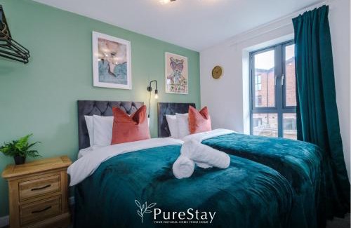 Failsworth House | Stylish Five Bedroom House in Manchester with Free Parking