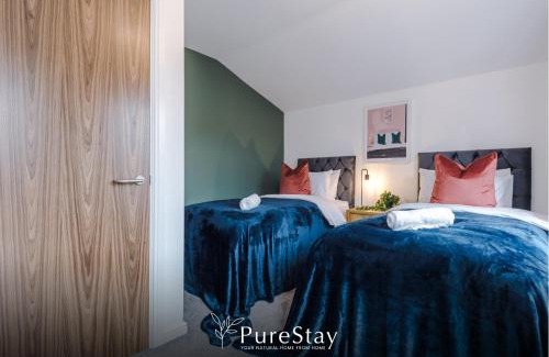 Failsworth House | Stylish Five Bedroom House in Manchester with Free Parking