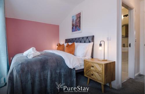 Failsworth House | Stylish Five Bedroom House in Manchester with Free Parking