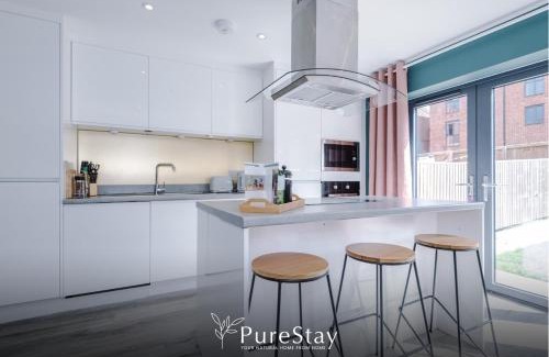 Failsworth House | Stylish Five Bedroom House in Manchester with Free Parking