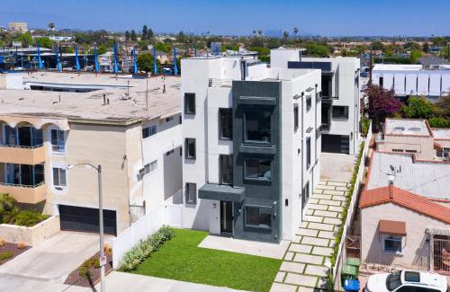 Mid City Villa | Modern 5 Bedroom Masterpiece with Rooftop Deck & Great Reviews