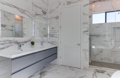 Mid City Villa | Modern 5 Bedroom Masterpiece with Rooftop Deck & Great Reviews