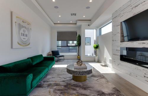 Mid City Villa | Modern 5 Bedroom Masterpiece with Rooftop Deck & Great Reviews