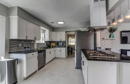 Clear Lake Villa | Modern 5-bedroom villa with pool-spa-games-garage apartment and large backyard!
