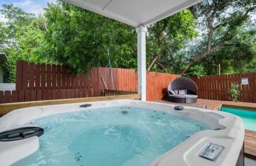 Pecan Valley House | Modern 5 BR Retreat with Pool & Games near Pet-Friendly Fun