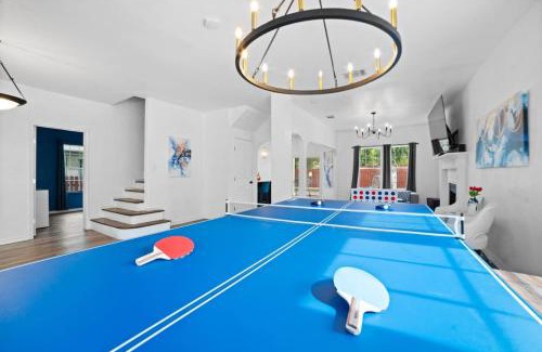 Pecan Valley House | Modern 5 BR Retreat with Pool & Games near Pet-Friendly Fun
