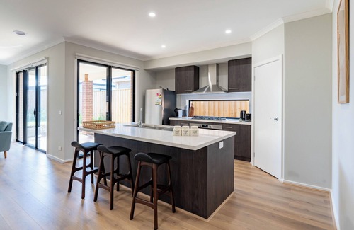 Clyde House | Contemporary 5-Bedroom Clyde Home: Perfect for Families & Pets