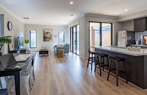 Clyde House | Contemporary 5-Bedroom Clyde Home: Perfect for Families & Pets