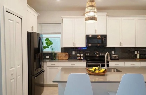 Kissimmee House | Modern 5BR/5BA Home w/Private Jacuzzi & Pool 15 Minutes from Disney & Outlets