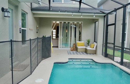 Kissimmee House | Modern 5BR/5BA Home w/Private Jacuzzi & Pool 15 Minutes from Disney & Outlets