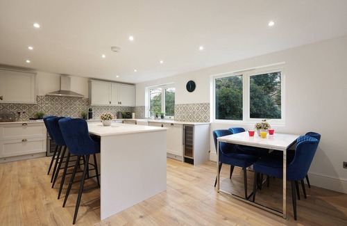 Knowsley Apartment | Enchanting Victorian Summer Retreat with Pool & Spa