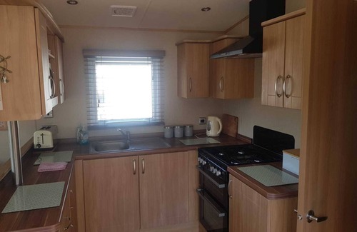 Burnham-on-Sea House | Modern Caravan Near Fishing Lakes and Family-Friendly Beach