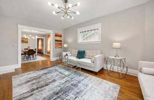 Southside House | Modern 6BR Near Syracuse U, Destiny & Zoo Sleeps 18