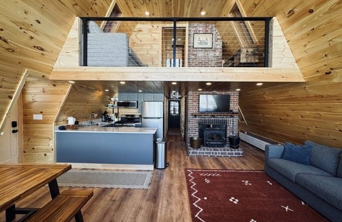 North Conway Cabin | Modern A-Frame Retreat with Mountain Views in North Conway