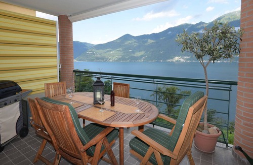 Tronzano Lago Maggiore Apartment | Modern apartment overlooking Lake Maggiore
