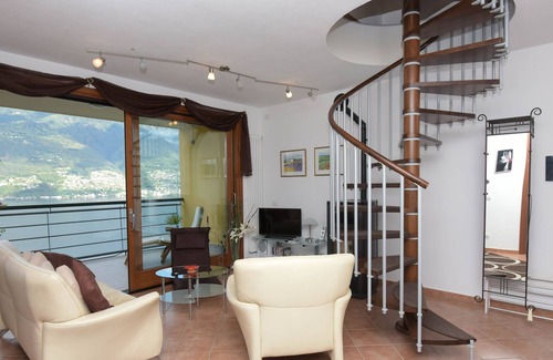 Tronzano Lago Maggiore Apartment | Modern apartment overlooking Lake Maggiore