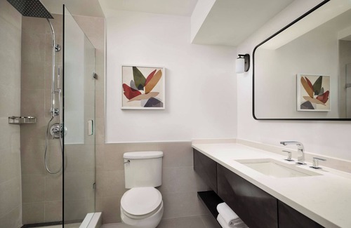 White Plains Hotel | Modern Hotel in White Plains with Pool and Free Shuttle