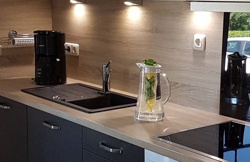 Eddelak House | Modern accommodation with garden and barbecue area