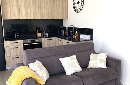 Villenave-d'Ornon House | Inviting Modern House with Garden & Child-Friendly Amenities