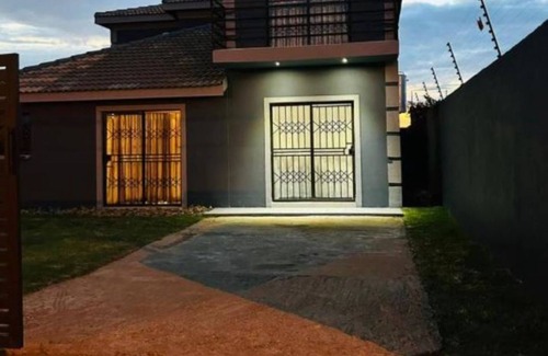 Greater Johannesburg Metropolitan Area Apartment | Modern Airb&b with Wi-Fi in Soweto Near Entertainment